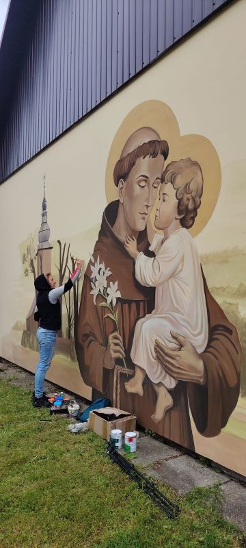 Malowanie muralu w Męcinie, Święty Antoni Padewski