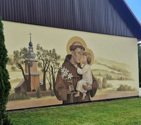 Artystyczne malowanie ścian w kościele